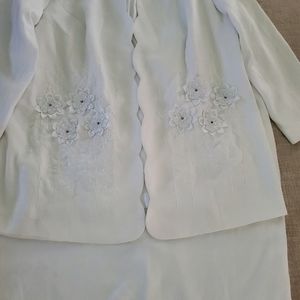 GORGEOUS WHITE 2-PIECE SIZE 22W SKIRT SUIT